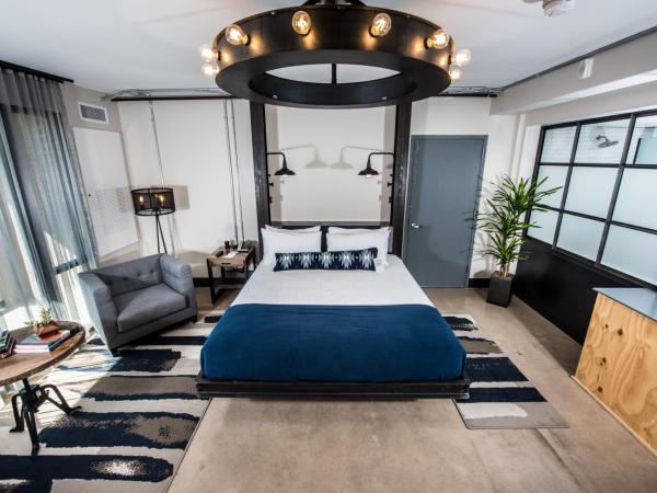 Found Re Phoenix : photo 2 de la chambre chambre lit king-size avec balcon