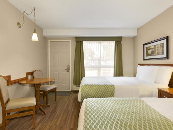 Colonial Square Inn & Suites : photo 3 de la chambre chambre avec 2 lits queen-size - rez-de-chaussée