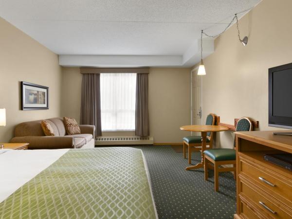 Colonial Square Inn & Suites : photo 2 de la chambre chambre lit king-size - rez-de-chaussée