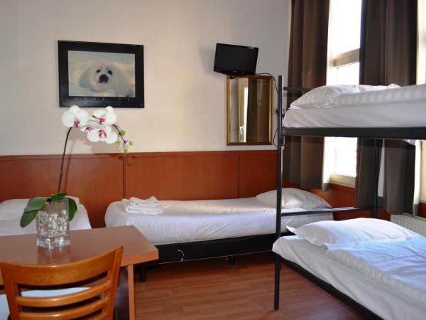 Hotel Continental Amsterdam : photo 1 de la chambre chambre quadruple avec salle de bains commune