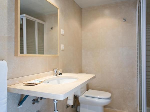 Hotel Eliseos : photo 2 de la chambre chambre double avec balcon et vue