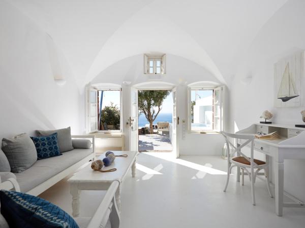 Atrina Canava 1894 : photo 7 de la chambre suite lune de miel avec bain à remous - vue sur caldera