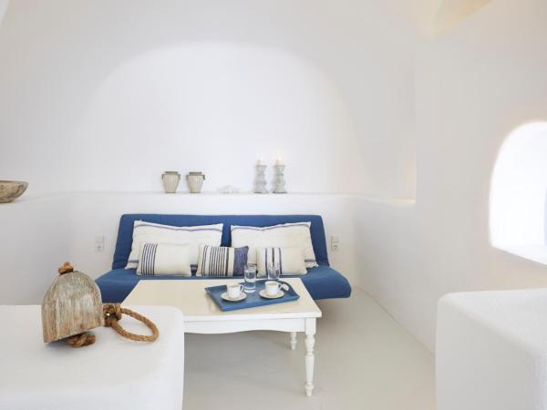 Atrina Canava 1894 : photo 9 de la chambre suite lune de miel avec bain à remous - vue sur caldera