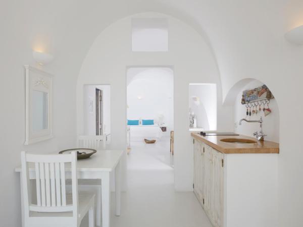 Atrina Canava 1894 : photo 2 de la chambre suite exécutive avec bain à remous extérieur chauffé - vue sur caldeira