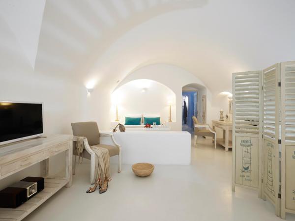 Atrina Canava 1894 : photo 9 de la chambre suite exécutive avec bain à remous extérieur chauffé - vue sur caldeira