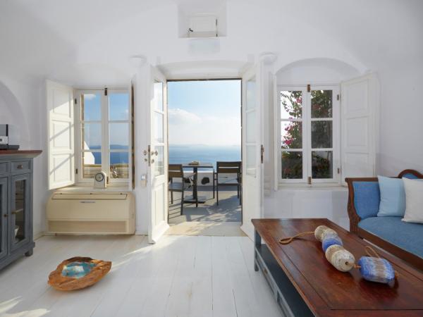 Atrina Canava 1894 : photo 5 de la chambre suite de luxe avec bassin profond extérieur - vue sur caldeira