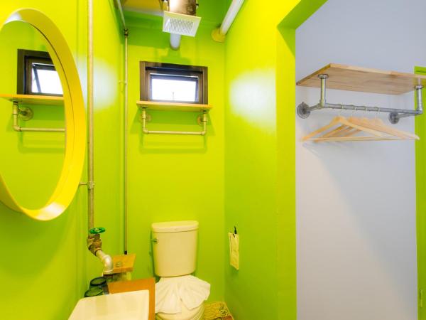 Bloo Hostel : photo 5 de la chambre chambre triple avec salle de bains privative