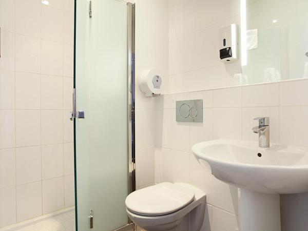 Hotel Montpensier : photo 2 de la chambre chambre quadruple avec baignoire