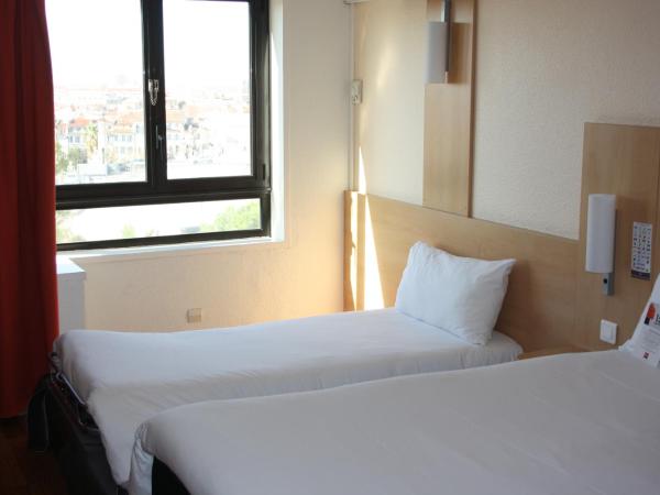 ibis Marseille Centre Gare Saint Charles : photo 5 de la chambre chambre triple supérieure avec canapé-lit