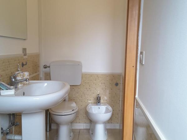 B&B Odeon : photo 4 de la chambre chambre double avec salle de bains privative séparée et balcon