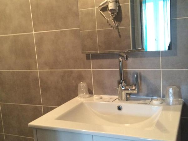 Hôtel Restaurant Le Provençal : photo 3 de la chambre chambre double