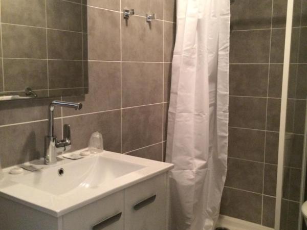 Hôtel Restaurant Le Provençal : photo 3 de la chambre chambre lits jumeaux