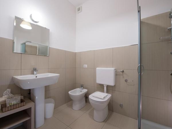 Tiffany Rooms : photo 6 de la chambre chambre lits jumeaux avec salle de bains privative séparée