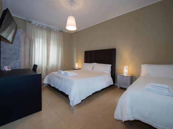 Tiffany Rooms : photo 4 de la chambre chambre lits jumeaux avec salle de bains privative séparée