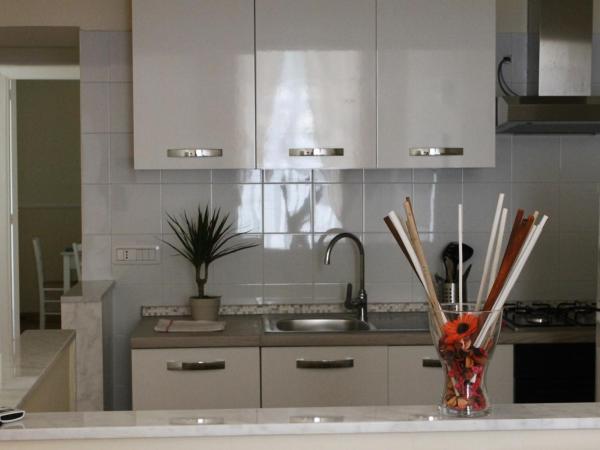 B&B La Torretta Chiaia : photo 10 de la chambre chambre familiale avec balcon