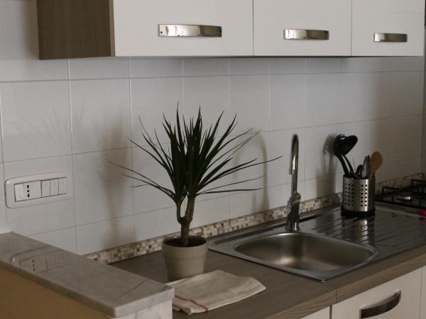 B&B La Torretta Chiaia : photo 9 de la chambre chambre familiale avec balcon