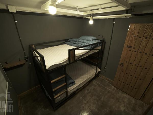 That House Hongdae : photo 4 de la chambre chambre lits jumeaux avec 1 lit superposé et salle de bains commune