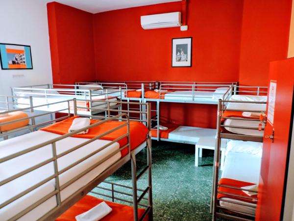 Feetup Home Backpackers Valencia : photo 1 de la chambre lit dans dortoir de 16 lits