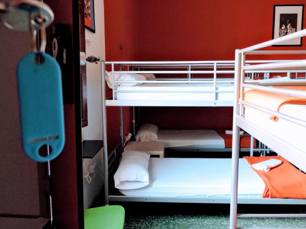 Feetup Home Backpackers Valencia : photo 5 de la chambre lit dans dortoir de 12 lits