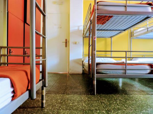Feetup Home Backpackers Valencia : photo 3 de la chambre lit dans dortoir de 8 lits 