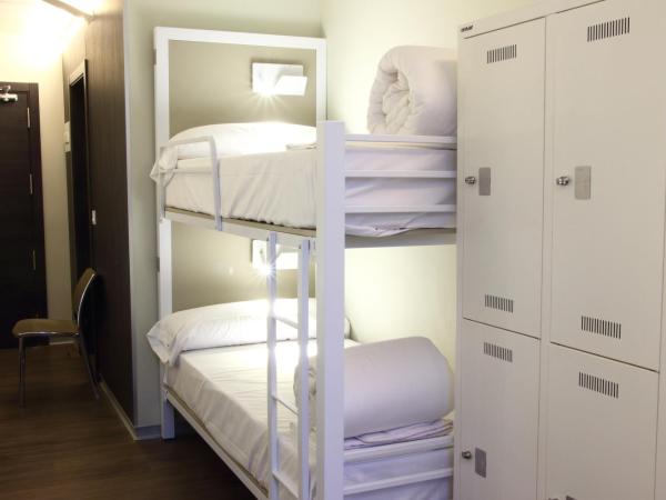 Poshtel Bilbao - Premium Hostel : photo 1 de la chambre lits superposés de luxe dans dortoirs mixtes 4, 6, 8 lits avec salle de bains privative