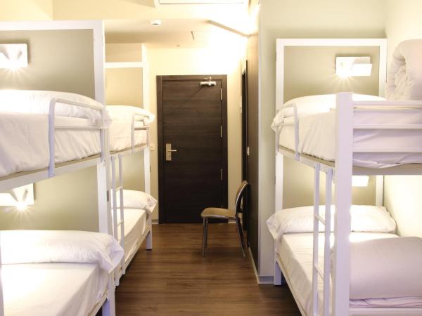 Poshtel Bilbao - Premium Hostel : photo 1 de la chambre réservé aux femmes - lit superposé dans dortoir pour femmes 12 lits avec salle de bains privative