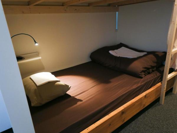 Roots Hostel : photo 3 de la chambre chambre avec lits superposés et salle de bains commune