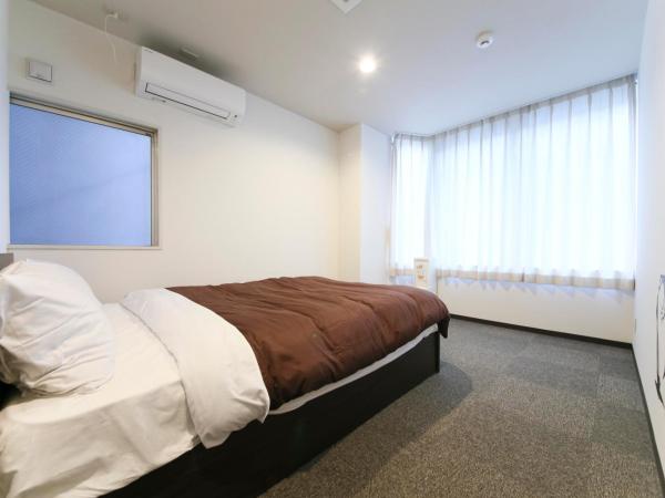 Roots Hostel : photo 8 de la chambre chambre double Économique avec salle de bains commune