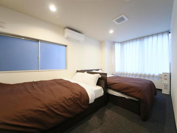 Roots Hostel : photo 5 de la chambre chambre 2 lits doubles et salle de bains commune