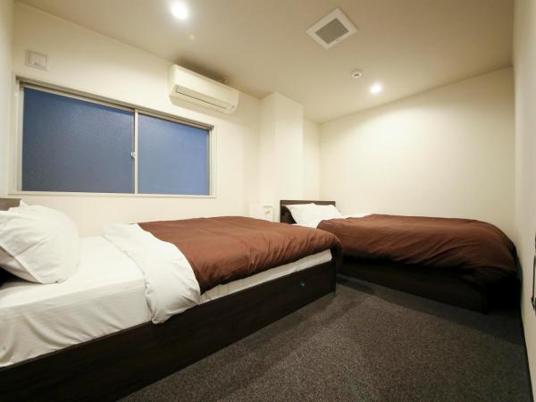 Roots Hostel : photo 9 de la chambre chambre 2 lits doubles et salle de bains commune