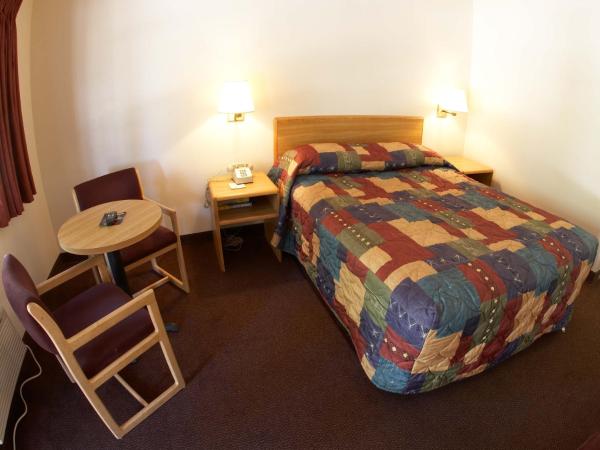 EZ 8 Motel Airporter : photo 1 de la chambre chambre lit queen-size