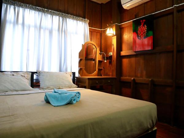 Siriwan Hostel : photo 9 de la chambre chambre lits jumeaux standard avec salle de bains commune