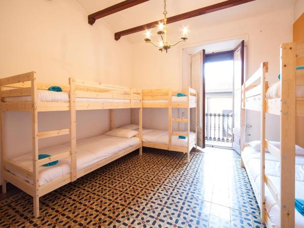 Bed in Girona : photo 1 de la chambre lit dans dortoir pour femmes de 6 lits