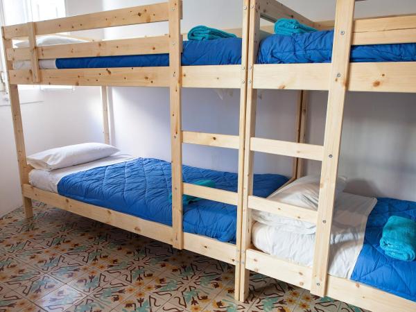 Bed in Girona : photo 2 de la chambre lit dans dortoir mixte de 6 lits