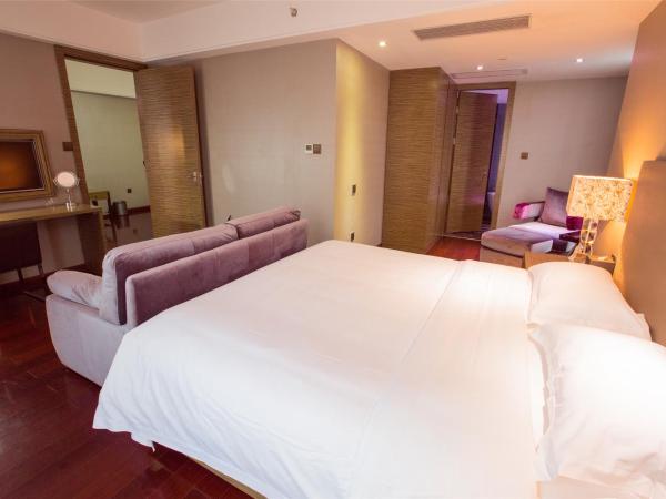 La Perle International Hotel - Free shuttle between hotel and Exhibition Center during Canton Fair & Exhibitor registration Counter : photo 4 de la chambre chambre lit queen-size deluxe