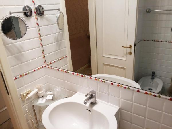 Residenza Due Torri check in presso HOTEL CENTRALE Vicolo Cattani 7 : photo 3 de la chambre chambre simple