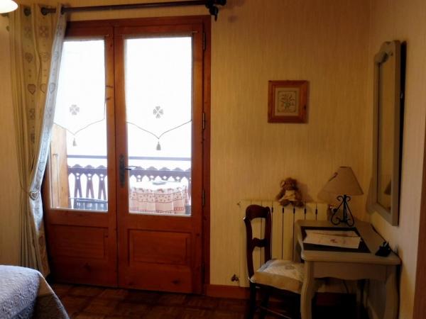 Chambres d'hôtes les Terrasses de Varme : photo 4 de la chambre chambre double avec balcon vue sur les montagnes