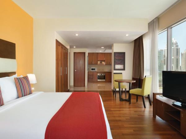 Ramada by Wyndham Downtown Dubai : photo 2 de la chambre studio lit king-size premium - vue sur burj khalifa/fontaine - non-fumeurs - transfert gratuit vers kite beach, dubai mall et station de métro