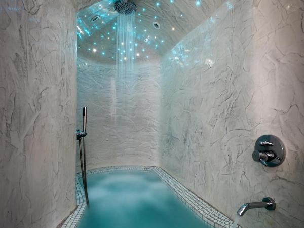 Evgenia Villas & Suites by Calm Collection : photo 3 de la chambre suite avec jacuzzi style cave