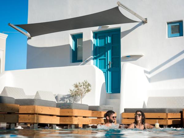 Evgenia Villas & Suites by Calm Collection : photo 7 de la chambre suite troglodyte avec bain à remous - vue sur piscine