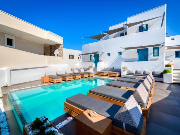 Evgenia Villas & Suites by Calm Collection : photo 9 de la chambre suite troglodyte avec bain à remous - vue sur piscine