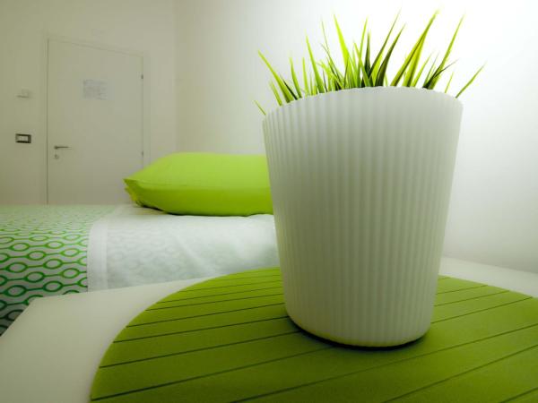 Green Bed Bergamo Guest House & Residence : photo 2 de la chambre chambre familiale avec balcon