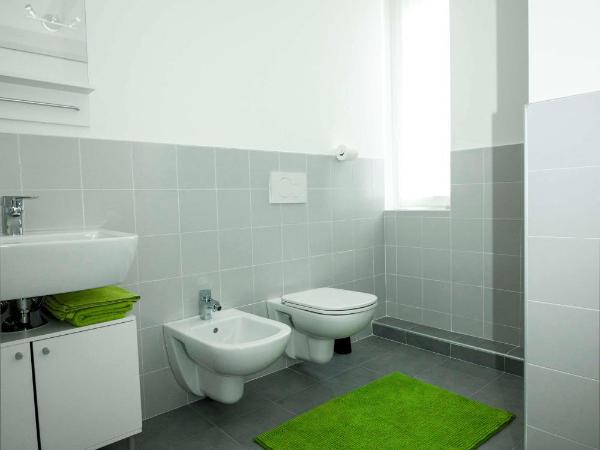 Green Bed Bergamo Guest House & Residence : photo 4 de la chambre chambre familiale avec douche