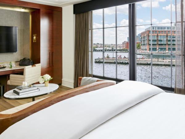 Sagamore Pendry Baltimore : photo 2 de la chambre hébergement port avec lit king-size