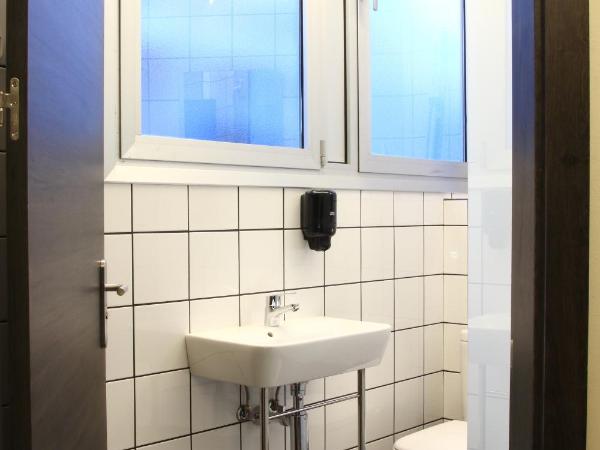 Poshtel Bilbao - Premium Hostel : photo 3 de la chambre réservé aux femmes - lit superposé dans dortoir pour femmes 12 lits avec salle de bains privative