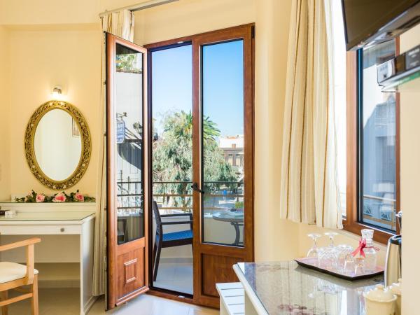 Polyxenia Suites : photo 3 de la chambre suite junior avec balcon