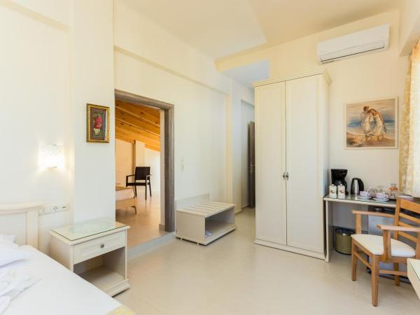 Polyxenia Suites : photo 3 de la chambre suite lit king-size avec balcon