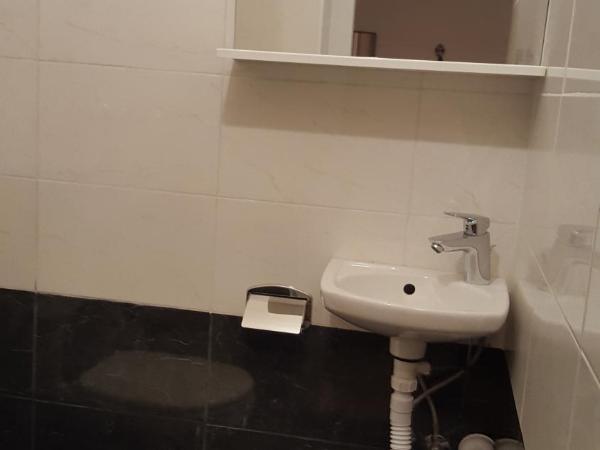 Guest House Roki & Diva : photo 1 de la chambre chambre double avec balcon