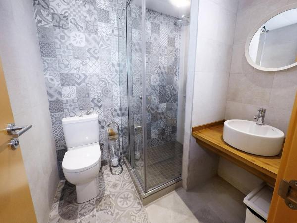 Meeting Point Hostels : photo 4 de la chambre lit dans dortoir mixte de 4 lits avec salle de bains privée