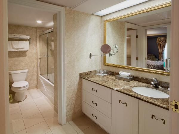 Hôtel Palace Royal : photo 5 de la chambre suite avec balcon, 1 lit king-size et canapé-lit - côté jardin intérieur